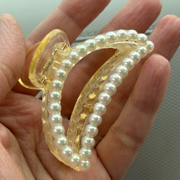 Pearl hair clip